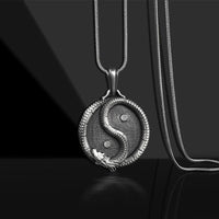 Collier pendentif en étain pur Yin Yang Dragon Fortune Strength de KarmaRipple