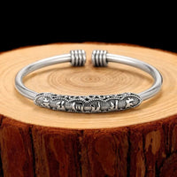 Bracelet manchette gravé Om Mani Padme Hum de KarmaRipple