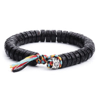 Bracelet tibétain en perles de noix de coco gravées du mantra Om Mani Padme Hum de KarmaRipple