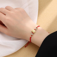 Bracelet tissé en perles de jade avec personnage Fu et sac d'argent porte-bonheur de KarmaRipple