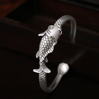 Bracelet jonc en argent sterling 990 avec motif de poisson koï et lotus de KarmaRipple