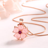 Collier pendentif apaisant en forme de cœur et de fleur en pierre précieuse rose de KarmaRipple