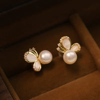 Boucles d'oreilles à tige en argent sterling 925 de KarmaRipple, en bronze plaqué or 18 carats, authentiques perles papillon et zircons.