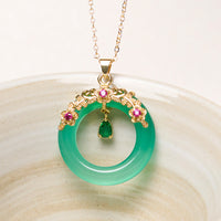 Collier avec pendentif en calcédoine verte et boucle de paix de KarmaRipple