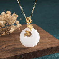 Collier pendentif en jade ivoire et poisson koï de KarmaRipple, symbole de prospérité et de richesse