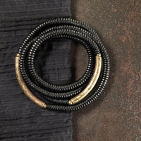 Bracelet multicouche en bronze et perles de bois d'ébène tibétain de KarmaRipple