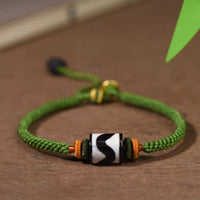 Bracelet de protection en corde verte tissée fait main en perles dzi tibétaines de KarmaRipple