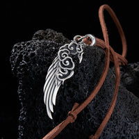 Collier avec pendentif en corde de coton et peau de cerf en argent sterling 925 de KarmaRipple, motif nuages ​​auspicieux