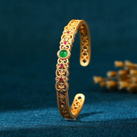 Bracelet manchette en bronze plaqué or 24 carats avec calcédoine verte de KarmaRipple