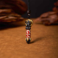 Collier pendentif tête de mort en perles dzi tibétaines Om Mani Padme Hum de KarmaRipple