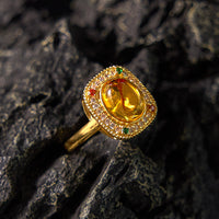 Bague de confiance en diamants avec support carré en forme de fleur d'ambre authentique de KarmaRipple