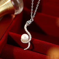 Collier pendentif en argent sterling 925 avec pendentif serpent autour d'une perle, bénédiction de l'année du serpent de KarmaRipple