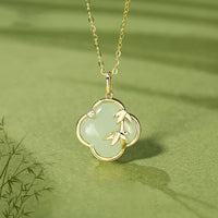 Collier avec pendentif en forme de trèfle à quatre feuilles en argent sterling 925 et jade Hetian de KarmaRipple