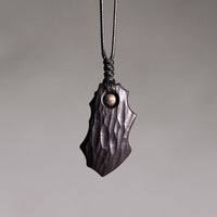 Collier pendentif en bois d'ébène de forme irrégulière en bronze avec perles de paix et de calme de KarmaRipple