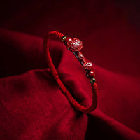 Bracelet tissé en fil rouge fait main avec poignée en cinabre Ruyi et bénédiction PiXiu du personnage Fu de KarmaRipple
