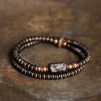 Bracelet double tour en bois d'ébène, bois de santal vert, bronze et laiton de KarmaRipple