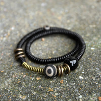 Bracelet double tour en bois d'ébène, bois de santal vert, bronze, laiton, perle Dzi, onyx noir, calme, de KarmaRipple