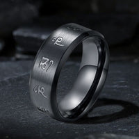 Bague d'équilibre en acier titane Black Jambhala Mantra de KarmaRipple