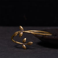 Bracelet d'équilibrage en laiton et bronze avec trèfle porte-bonheur de KarmaRipple