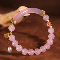 Bracelet manchette demi-jonc en perles de calcédoine bleue et pierres précieuses roses de KarmaRipple 