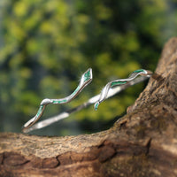 Bracelet manchette calme en argent sterling 925 et émail vert serpent de KarmaRipple, motif artisanal « Année du serpent »