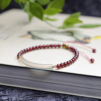Bracelet manchette demi-jonc en agate grise grenat de KarmaRipple 