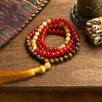 Bracelet Mala KarmaRipple en perles de 108 perles d'agate rouge et œil de tigre avec pompon jaune