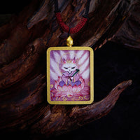Collier avec pendentif en Thangka peint en jaune représentant le renard à neuf queues Zakiram tibétain de KarmaRipple, dieu de la richesse