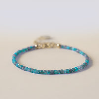 Bracelet de motivation en forme de cœur en bronze plaqué or 14 carats avec perles ultra-fines en apatite de 2,5 mm de KarmaRipple