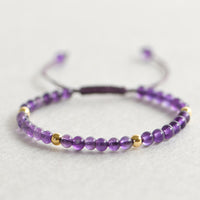 Bracelet tissé en perles d'améthyste authentique de 4 mm fait main en bronze plaqué or 14 carats de KarmaRipple pour soulager le stress