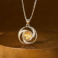 Collier pendentif moulin à vent rotatif en laiton plaqué or de KarmaRipple