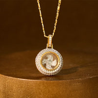 Collier pendentif rotatif en laiton plaqué or avec moulin à vent Fu Balance de KarmaRipple