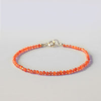Bracelet de confiance ultra-fin en perles de kaki rouge cerise authentique de KarmaRipple