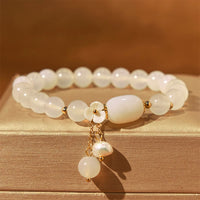 Bracelet porte-bonheur en perles d'agate ivoire et fleurs de KarmaRipple