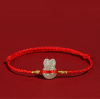Bracelet porte-bonheur en jade Hetian de KarmaRipple, motif lapin mignon