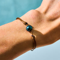 Bracelet d'équilibrage en corde de cire avec perles noires de Tahiti authentiques de KarmaRipple