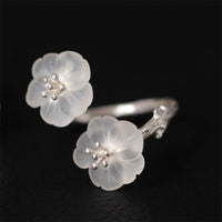 Bague de protection réglable en argent sterling 925 avec pierre précieuse ivoire et double fleur de prunier de KarmaRipple