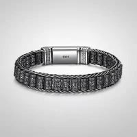 Bracelet en métal tibétain avec boucle en bronze et symbole de la paix Om Mani Padme Hum de KarmaRipple