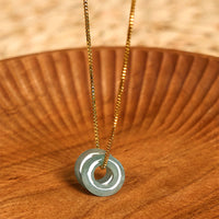 Collier pendentif prospérité à double boucle de paix en jade de KarmaRipple