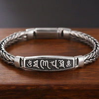 Bracelet en métal tibétain tissé en bronze de KarmaRipple, motif Om Mani Padme Hum, relief Vajra Peace