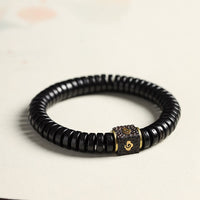 Bracelet tibétain en coquille de noix de coco avec nuages ​​de bon augure de KarmaRipple