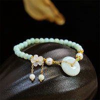 Bracelet de prospérité en perles de jade avec boucle de paix de KarmaRipple