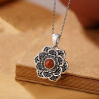 Collier pendentif tibétain Om Mani Padme Hum motif lotus agate rouge bronze paix de KarmaRipple