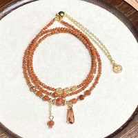 Bracelet multicouches positif en perles de pierre dorée authentiques de 2 mm de KarmaRipple