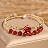 Bracelet manchette en métal de confiance en bronze rempli d'or 14 carats avec perles d'agate rouge authentiques de KarmaRipple