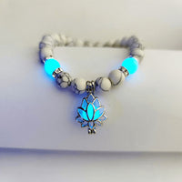 Bracelet de protection Lotus en perles lumineuses turquoises tibétaines de KarmaRipple