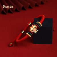 Bracelet tissé rouge en argent sterling 925 fait main par KarmaRipple, motif année du dragon, avec inscription « Adorable zodiaque chinois ».