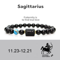 Bracelet ajustable en onyx noir avec les 12 constellations du zodiaque de KarmaRipple