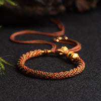 Bracelet tibétain fait main en perles de prière de fortune de KarmaRipple, tissé avec un talisman coloré