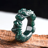 Bague de réussite authentique en jade cyan sculptée d'un dragon de KarmaRipple